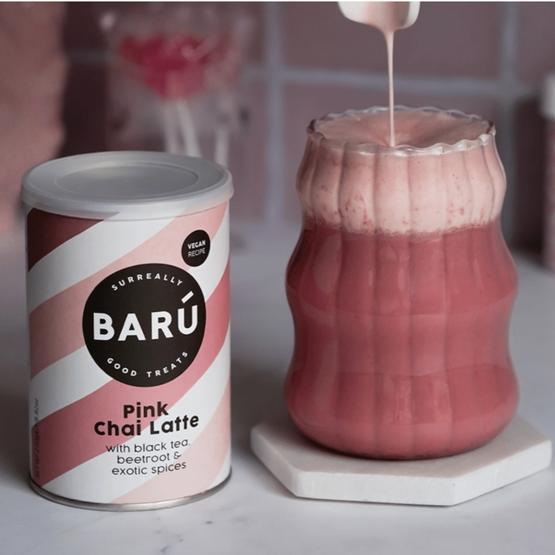 Chai Latte rose dans un joli verre