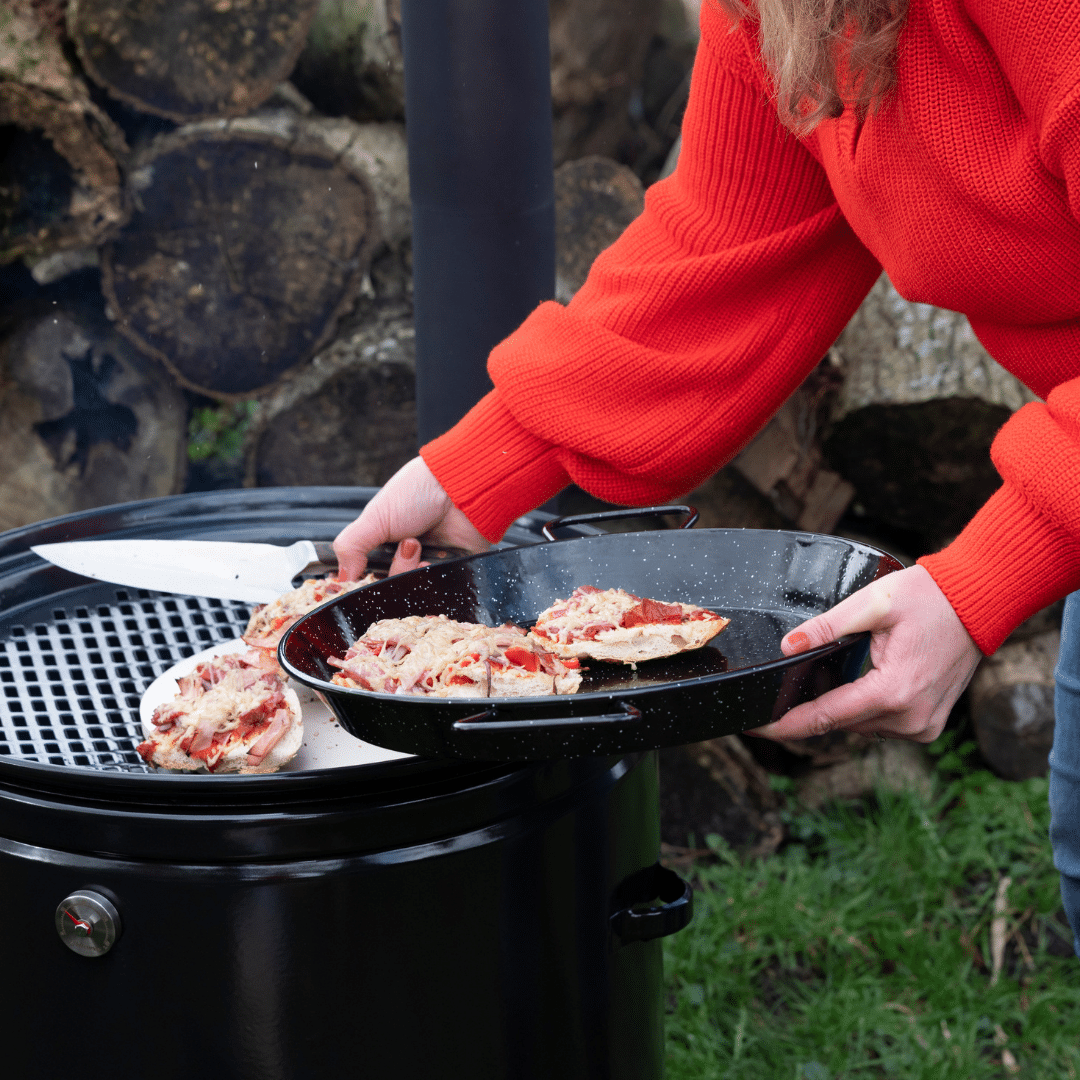 Pizza van Turks brood bakken op VUUR LAB. BBQ Buiten kookkachel