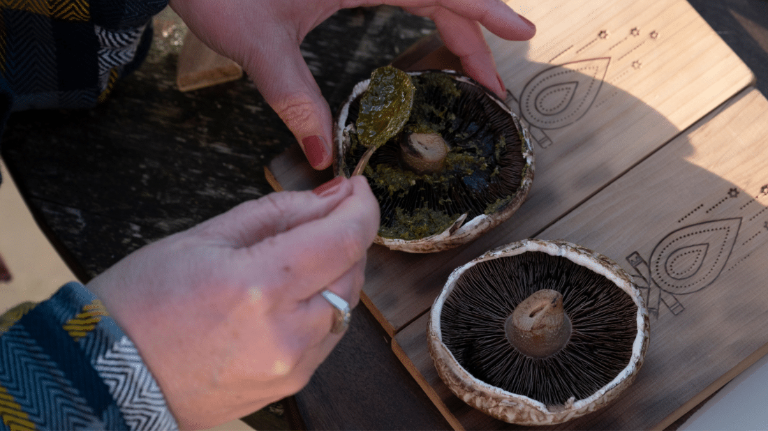 portobello met gorgonzola en pesto op de rookplankjes