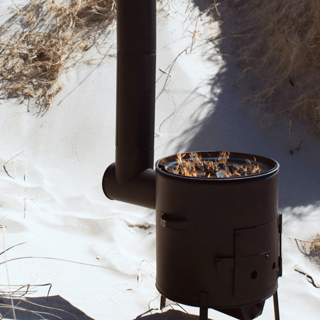 De BBQ buiten kookkachel op een strand bruiloft.