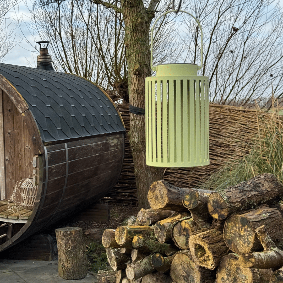 Solar lantaarn groen bij de barrelsauna