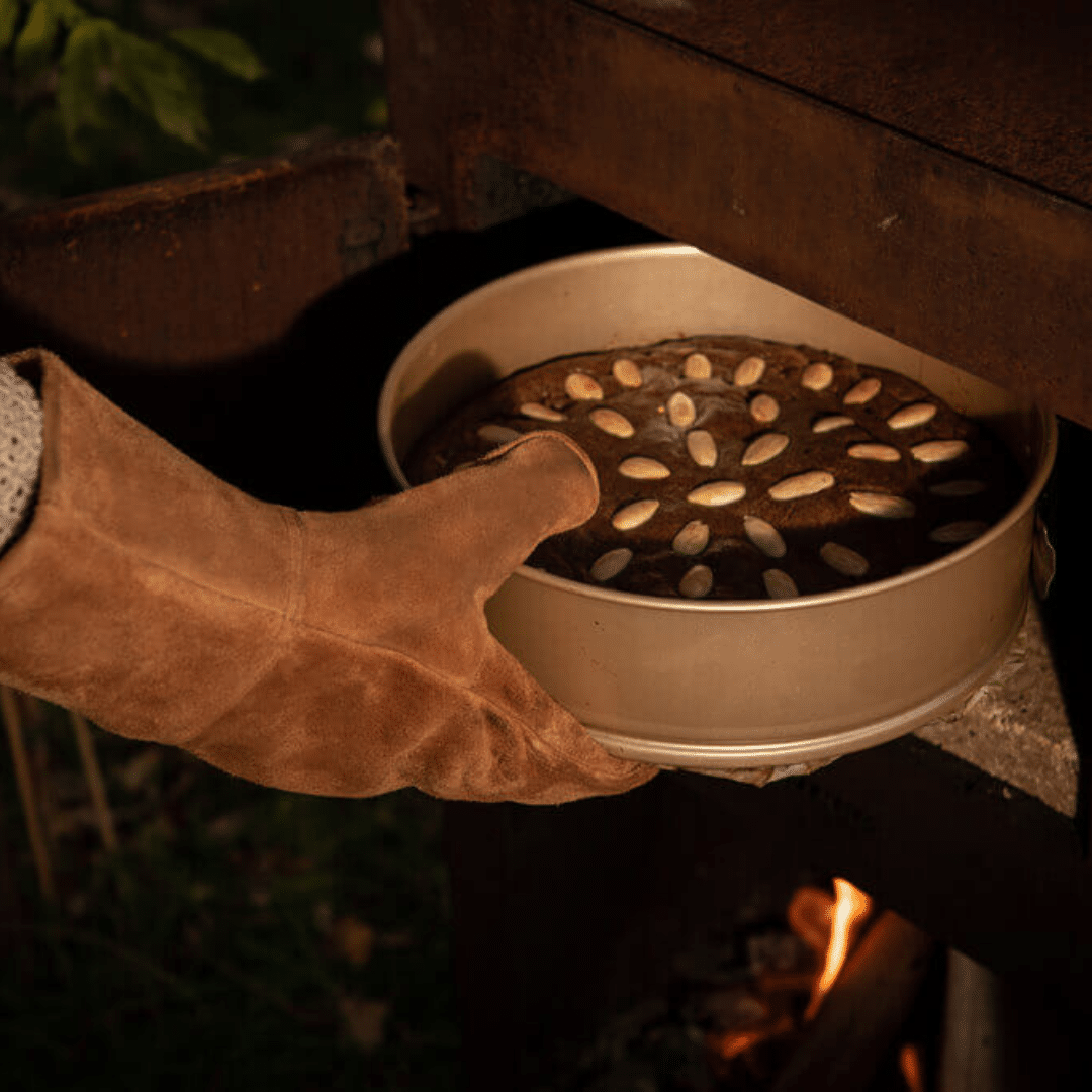 Gevulde speculaas uit de outdooroven recept met een BBQ handschoen Gevulde speculaas uit de outdooroven recept met een BBQ handschoen