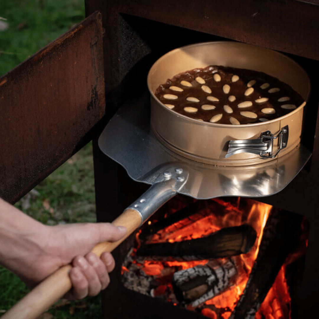 Gevulde speculaas uit de outdooroven recept met een pizzaschep Gevulde speculaas uit de outdooroven recept met een pizzaschep