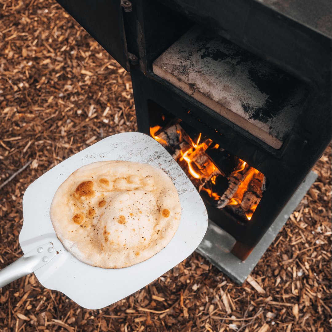 Pizza bakken in de outdooroven van Weltevree