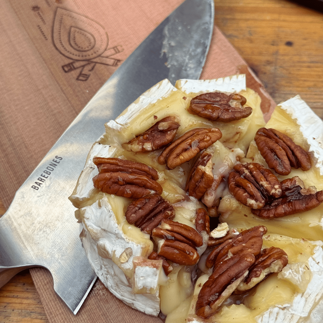 warme Camembert van de rookplank met pecannoten warme Camembert van de rookplank met pecannoten