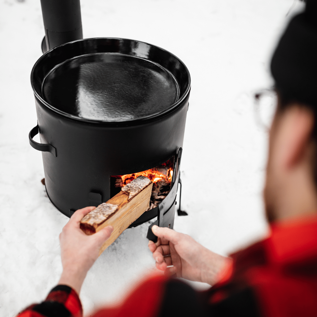 VUUR LAB. BBQ buiten kookkachel met bakplaat in de sneeuw abigail van kooten