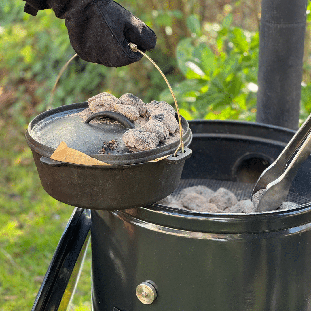 Dutch oven met gloeiende kokosbriketten