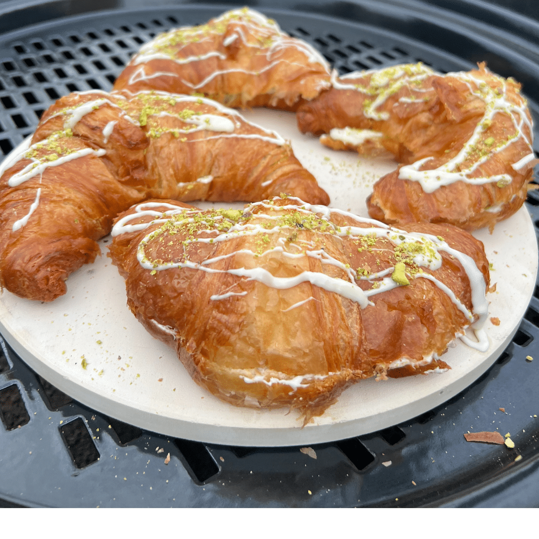 Vier luxe pistachio croissant met witte chocolade op pizzasteen