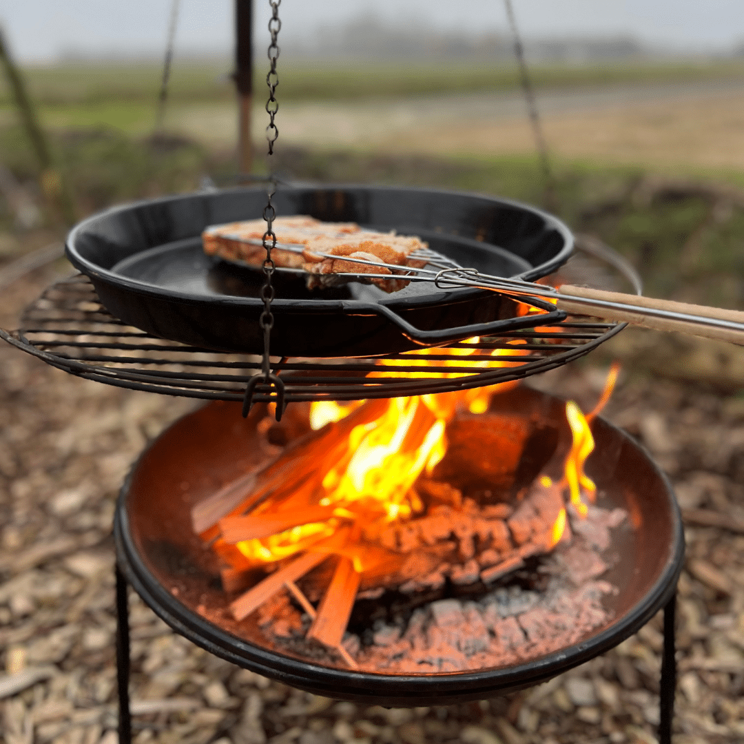 Fries bananenbrood in rooster boven het kampvuur