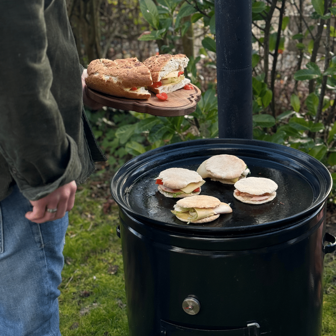 Gevulde pita broodjes op de bakplaat van de VUUR LAB. BBQ buiten kookkachel