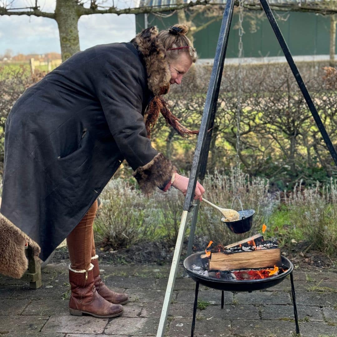 Yda rührt in Mini-Hexenkesselpfanne mit Hühnerragout