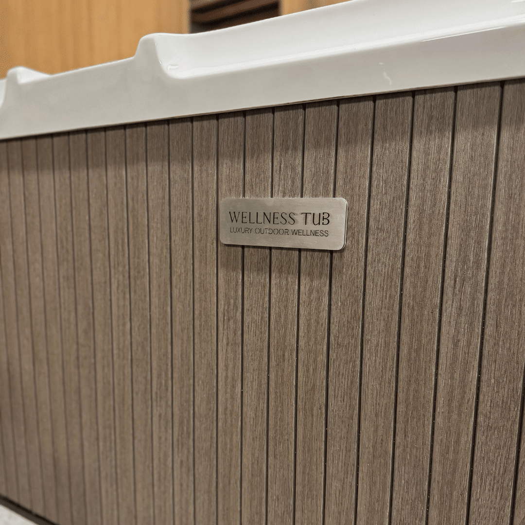 Loveseat Spa logo buitenkant Wellness Tub