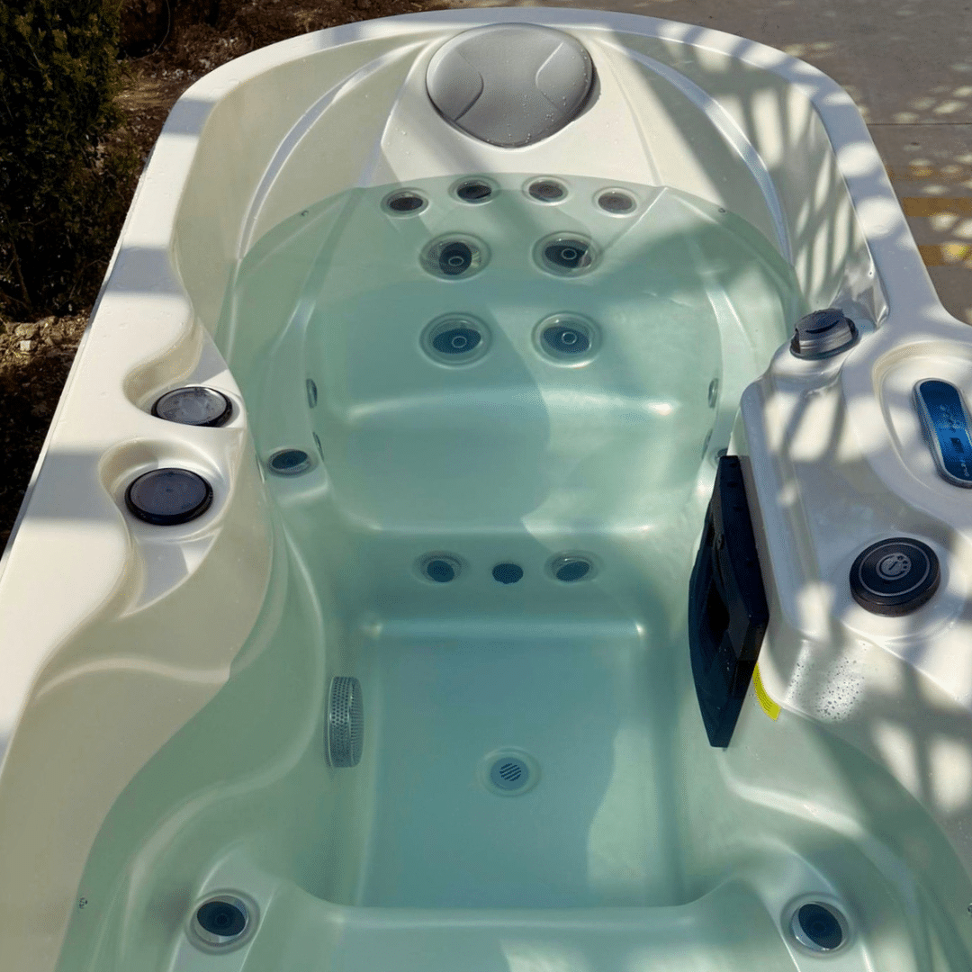 Loveseat Spa van Wellness Tub gevuld met water