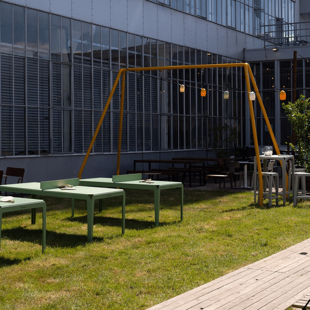 Tuin met Bended ping pong tafels van Weltevree