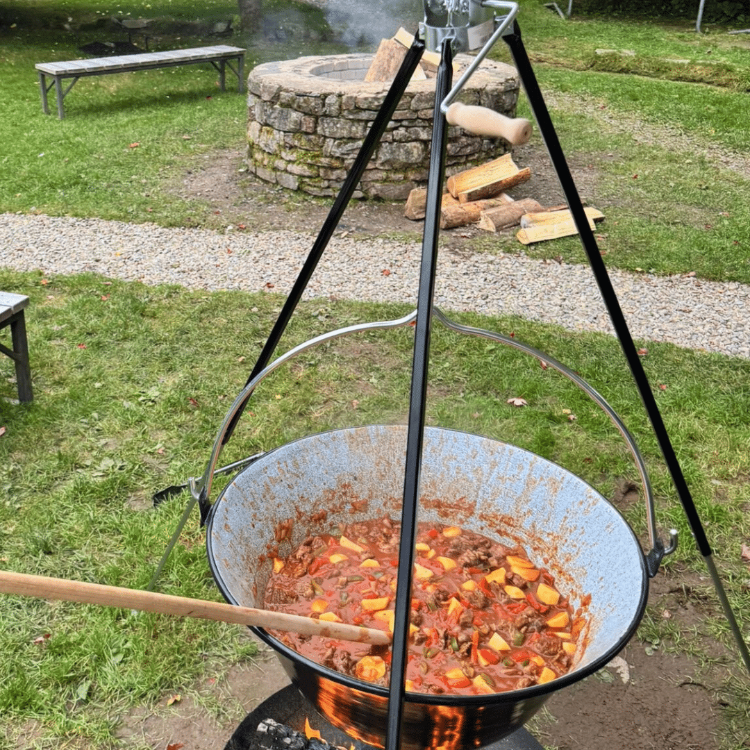 Kampvuur set voor grote groepen goulash