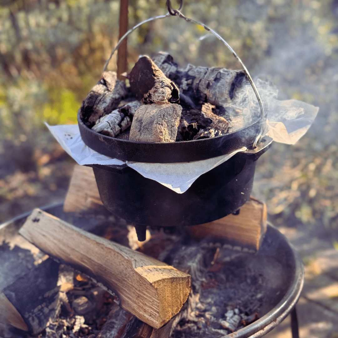 Dutch oven 10" boven kampvuurtje