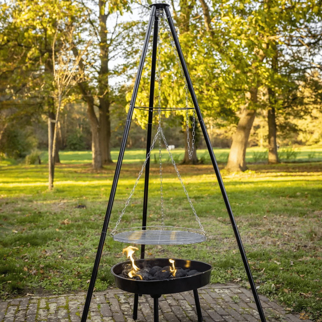 Driepoot met grillrooster en vuurschaal briketten