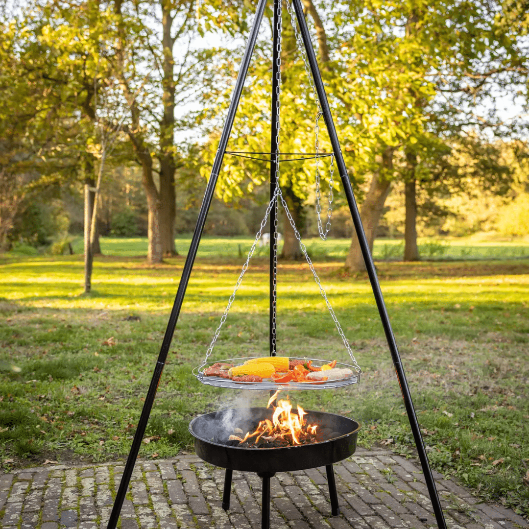 Driepoot met grillrooster en vuurschaal hout gestookt food