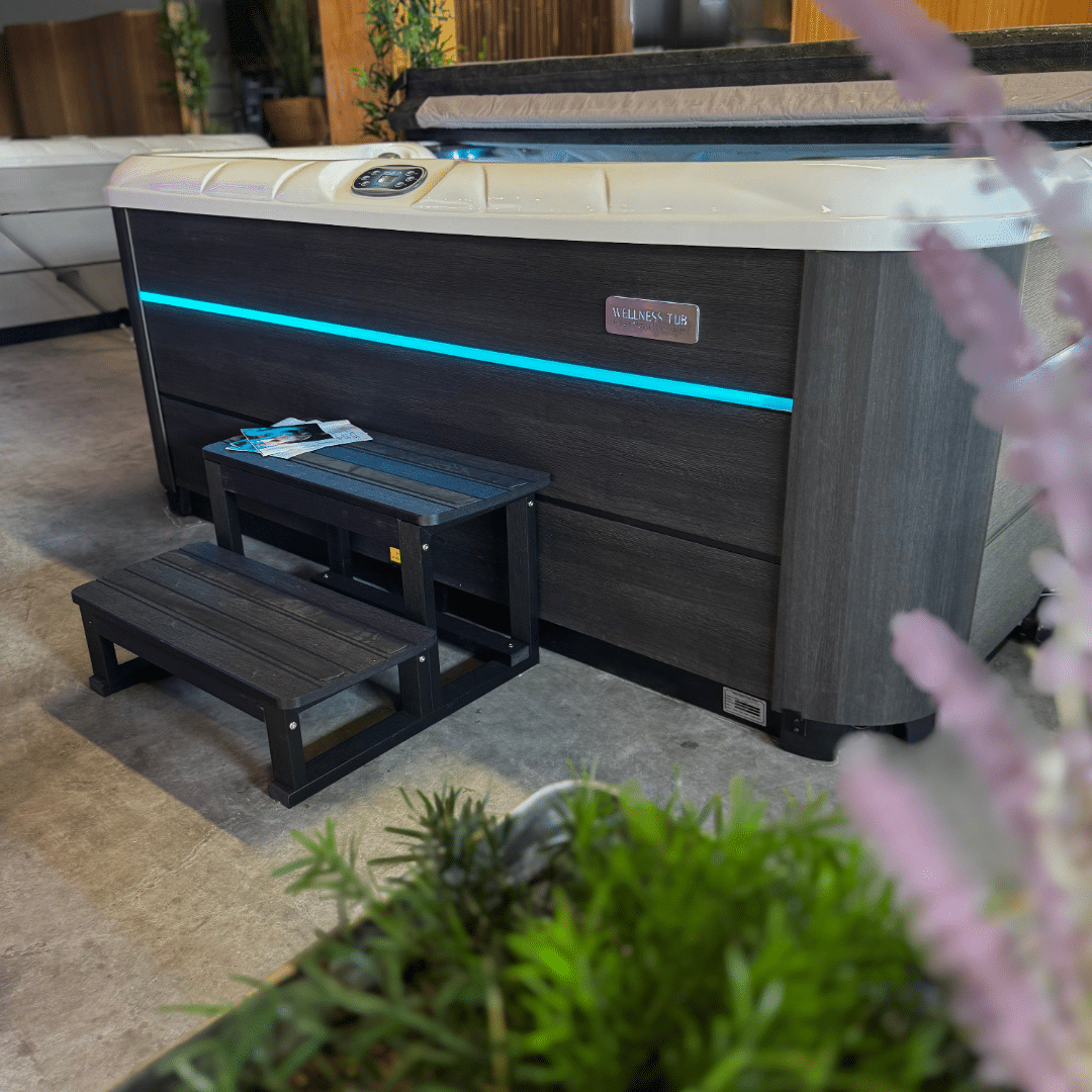 Infinity Spa 001 van Wellness Tub met trap en cover