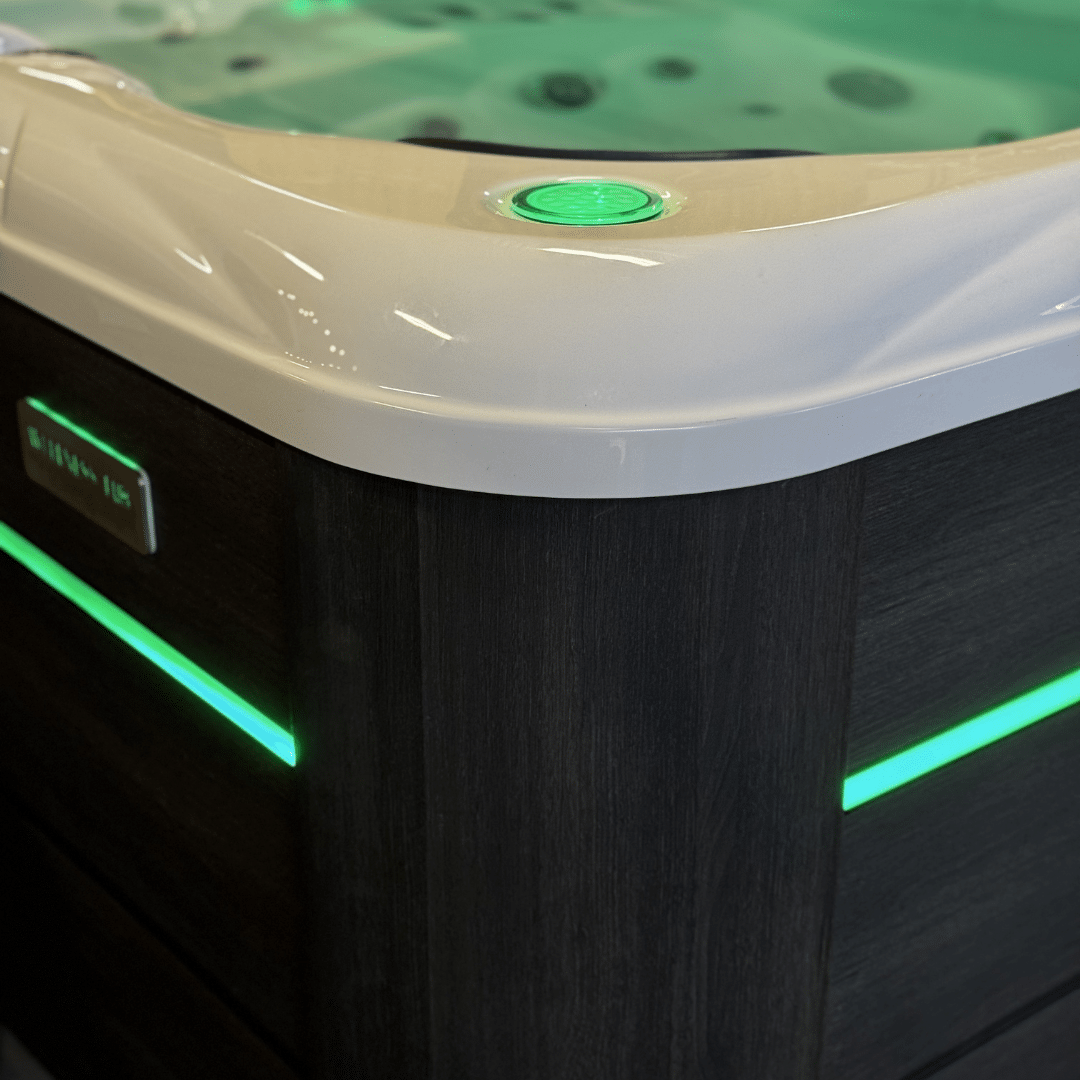 Wellness Tub infinity spa 001 met LED verlichting aan