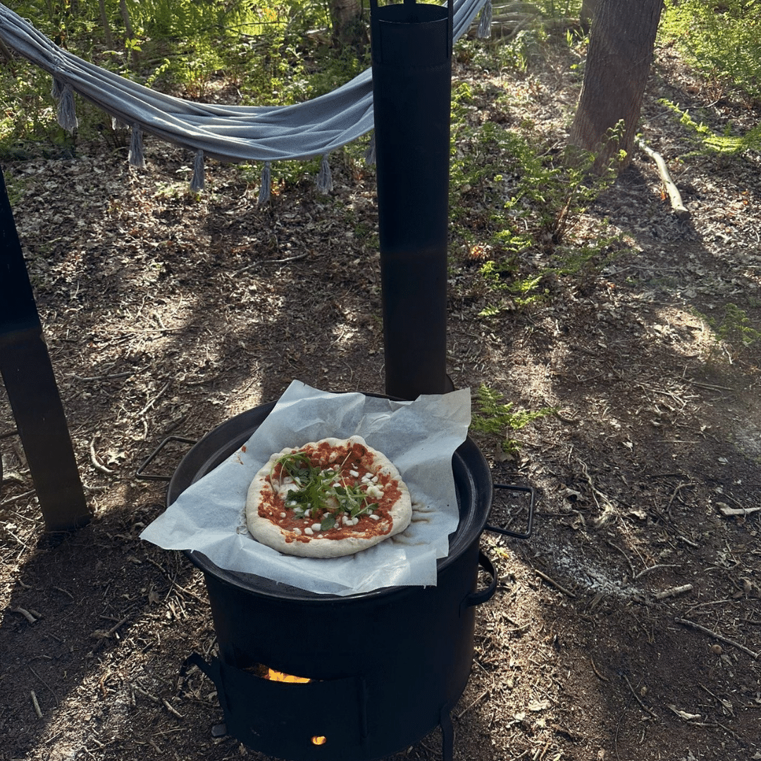 Buiten kookkachel met pizza VUUR LAB. kookkachel