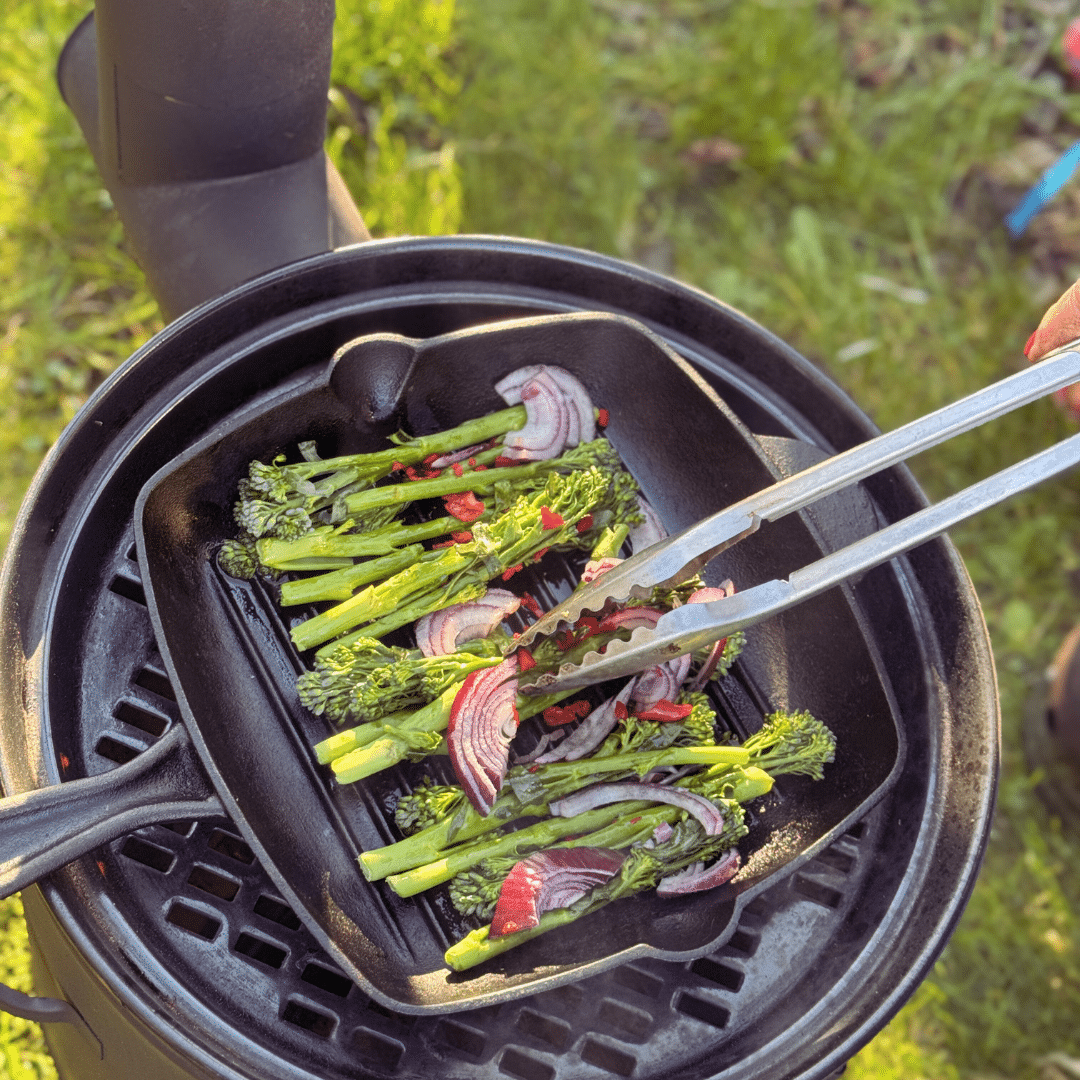 Bimi is een groente die perfect is om te grillen op de BBQ en deze gegrilde bimi met rode ui en rode peper is echt een aanrader!