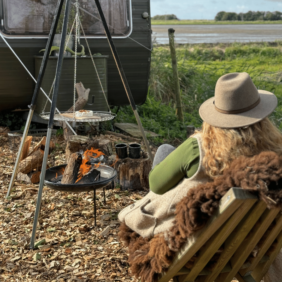 op de fieldchair bij de driepootset met hangende grillrooster