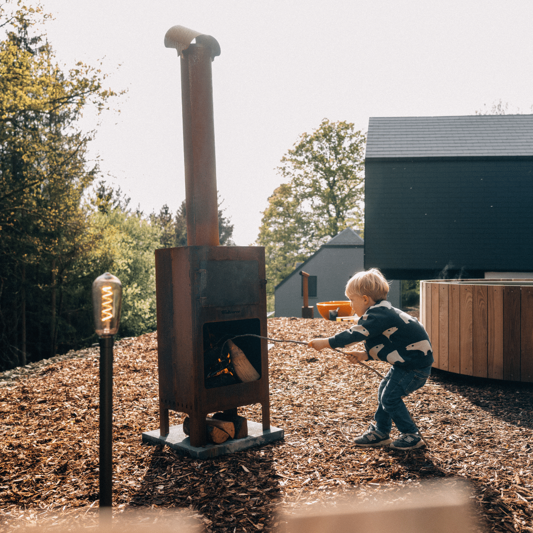 weltevree outdooroven met een klein jongentje