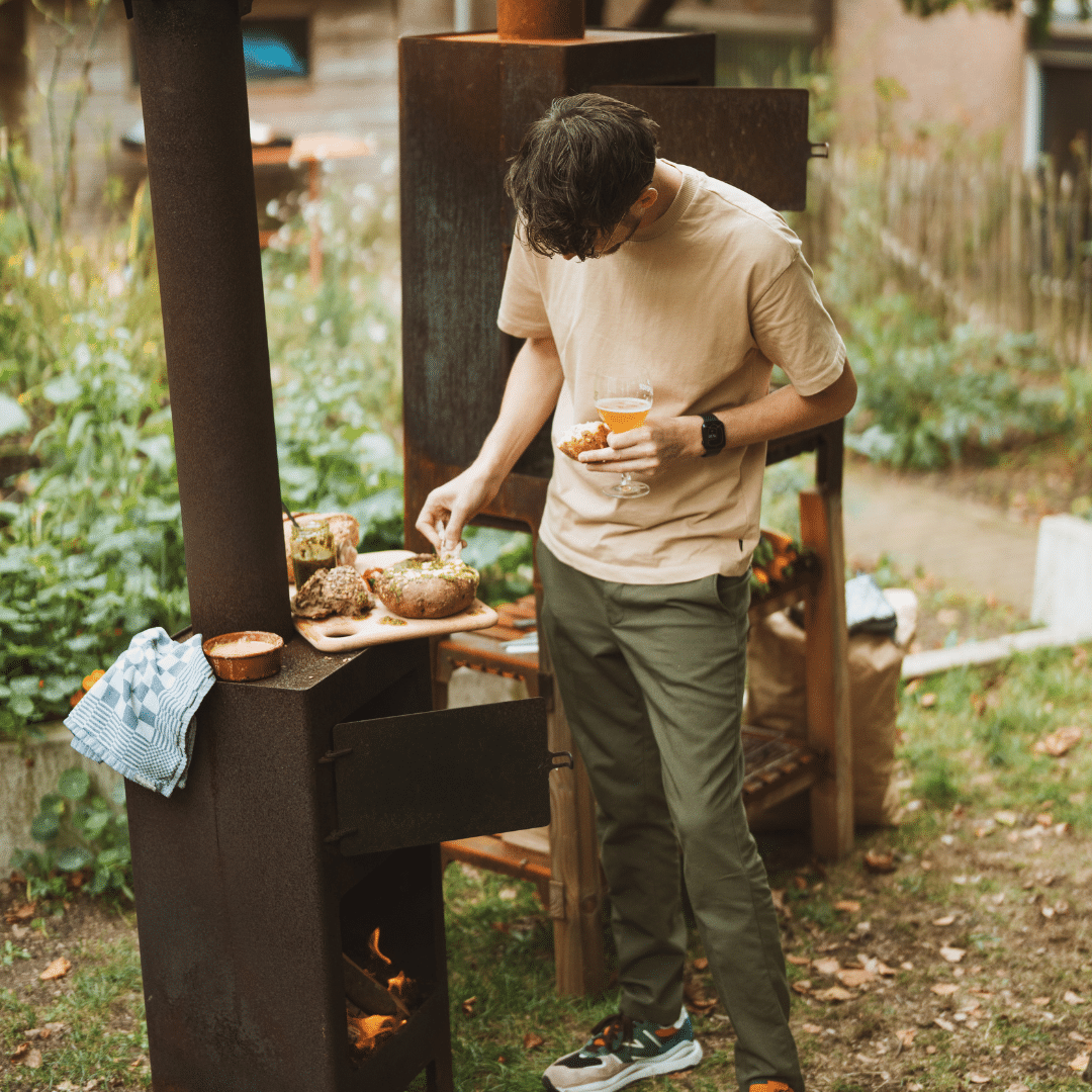 weltevree outdooroven met een man