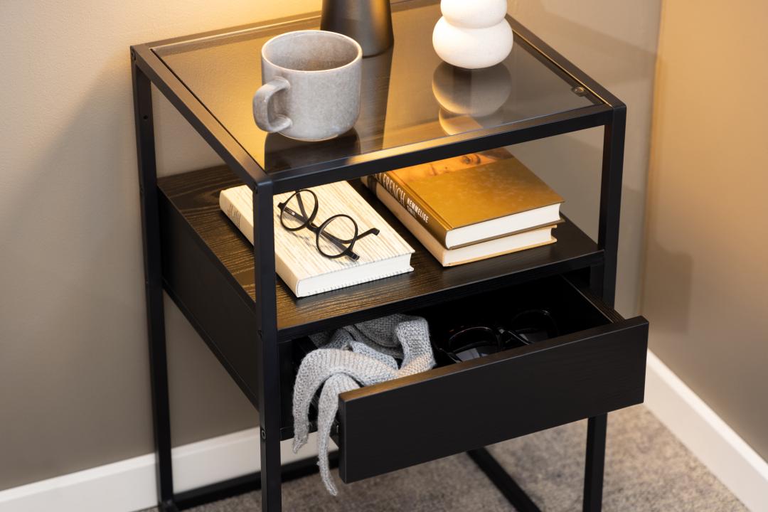 Nachtkastje Randolf 8211 Zwart Melamine 8211 Gerookt Glas