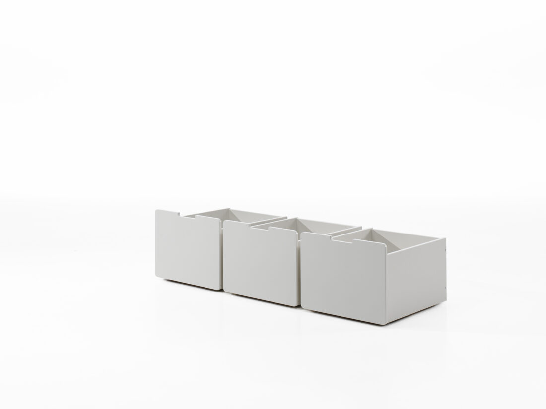 Deze Pino Combinatie Bestaat Uit Een Witte Pino Halfhoogslaper Met Ladder Een Pino Set Van 3 Laden En Een Pino Hangtablet