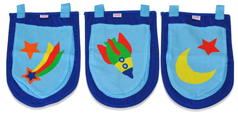 Deze Pino Combinatie Bestaat Uit Een Pino Hoogslaper Met Glijbaan In Natuur Een Speelgordijn Astro En 3 Zakjes Astro