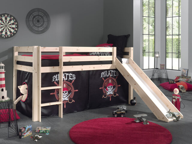 Deze Pino Combinatie Bestaat Uit Een Pino Hoogslaper Met Glijbaan In Natuur En Een Speelgordijn Piraten