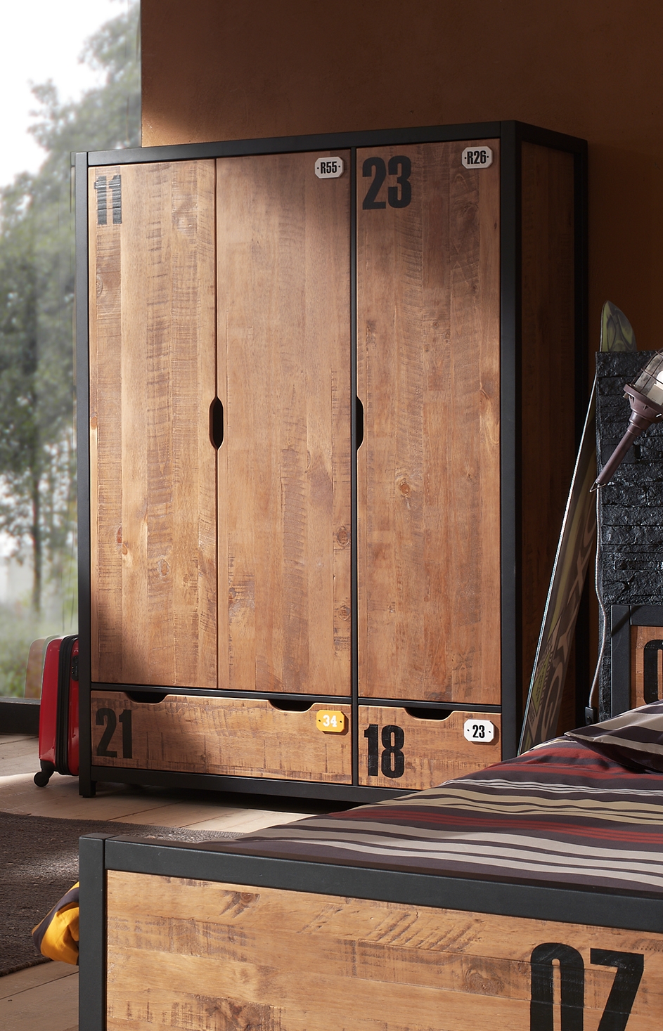 De Alex Combinatie Bestaat Uit Een Bed Een Nachttafel Een Rolbed Een Bureau En Een 3 Deurs Kleerkast