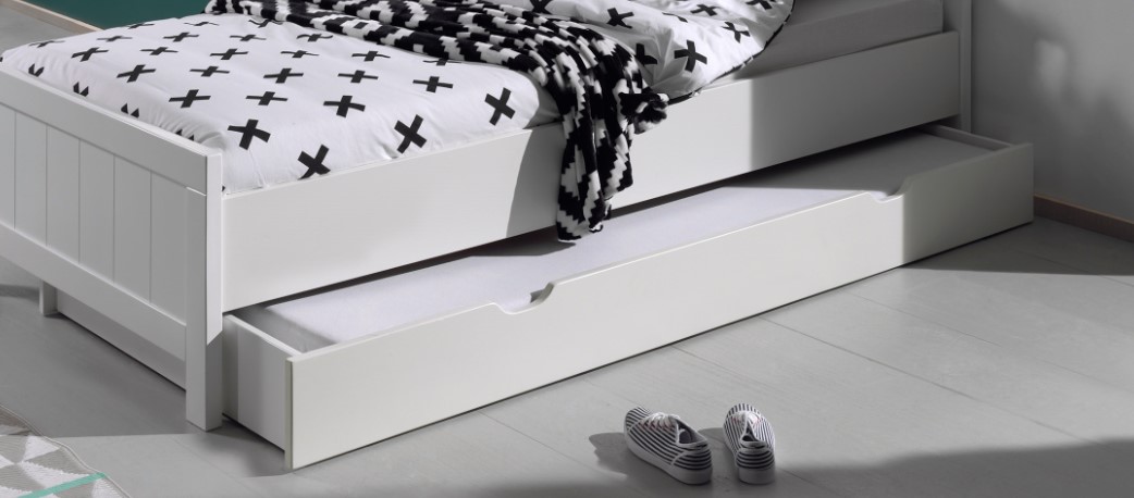 Deze Erik Combinatie In Wit Bestaat Uit Een Bed 90 215 200 Met Bijbehorende Lattenbodem Rolbed Nachtkastje 3 Deurs Kleerkast Bureau En Boekenkast