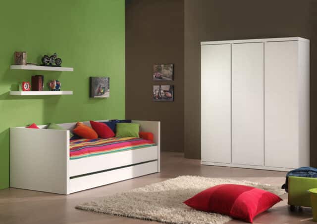 Deze Lara Combinatie In Wit Bestaat Uit Een Kajuitbed 90 215 200 Met Bijbehorend Rolbed 3 Deurs Kleerkast En 2 Hangplankjes