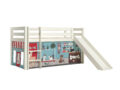 Deze PINO-combinatie bestaat uit een witte PINO hoogslaper met glijbaan en een speelgordijn pet shop