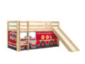 Deze PINO-combinatie bestaat uit een natuurkleurige PINO hoogslaper met glijbaan en een speelgordijn met brandweerwagenmotief.