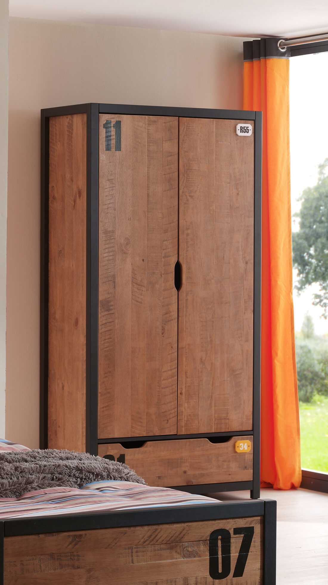 De Alex Combinatie Bestaat Uit Een Bed 90 215 200 Cm Een Lattenbodem Een Rolbed Een Nachttafel Een 2 Deurs Kleerkast En Een Kommode Met 3 Laden