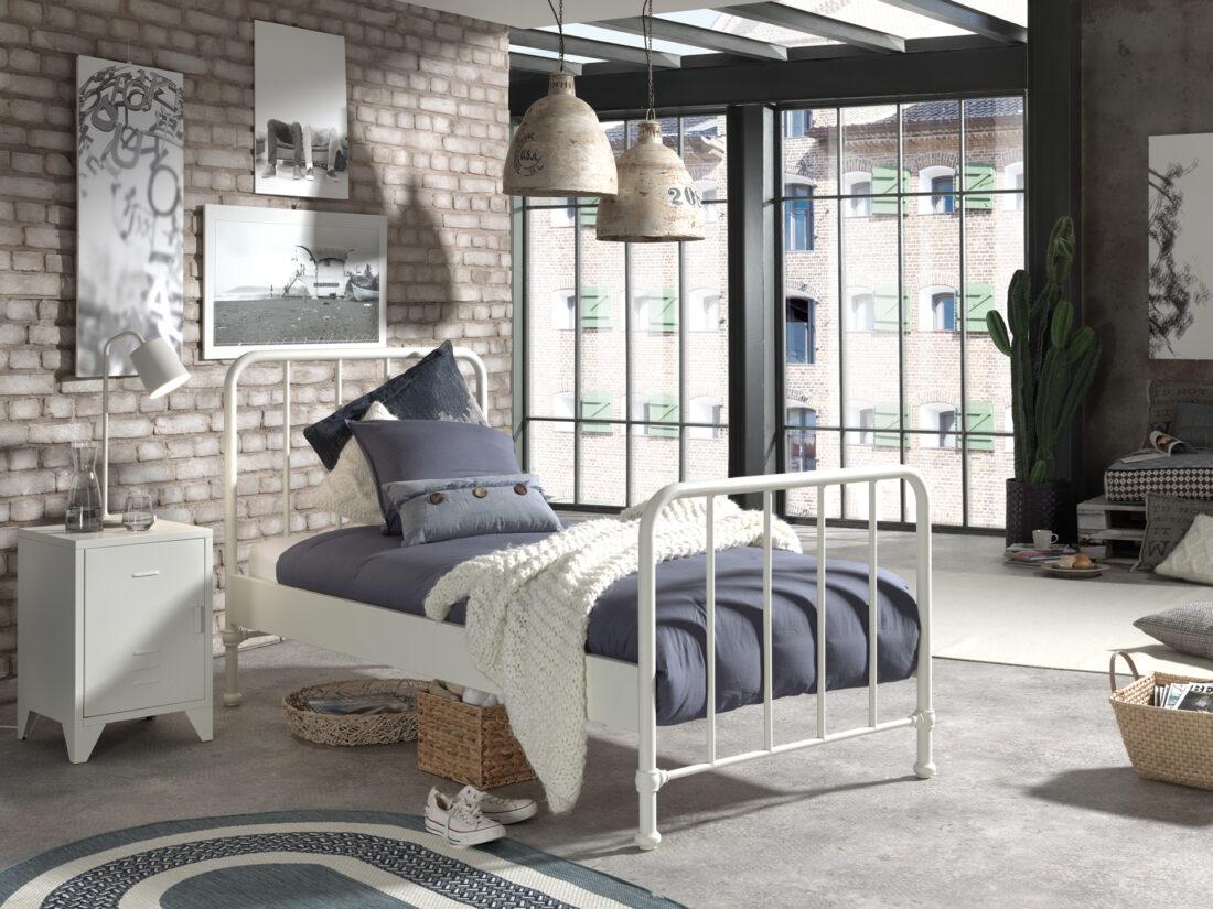 Deze Bronxx Combinatie Bestaat Uit Het Witte Bronxx Bed 90 X 200 Cm Met Het Bijbehorende Nachtkastje In Het Wit