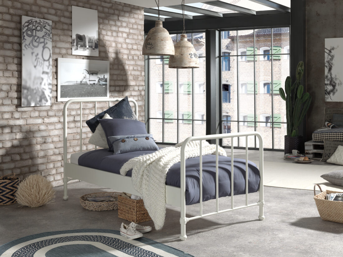 Deze Bronxx Combinatie Bestaat Uit Het Witte Bronxx Bed 90 X 200 Cm Met Het Bijbehorende Nachtkastje In Het Wit